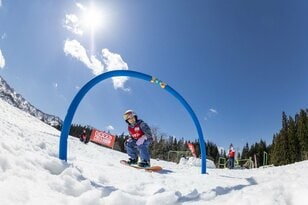 【子どもの雪山デビューはスクールへ！ 2025/26シーズン】楽しく上達が◎！ 「子ども向けスクールが人気のスキー場」7選