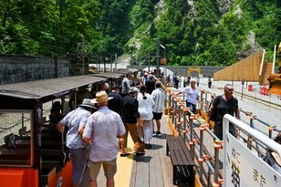 「黒部峡谷鉄道」2026年10月1日に全線再開！  幻の駅 “猫又駅” 今を逃すともう降りられない！？ 「創立55周年記念ヘッドマーク」も登場【富山県黒部市】