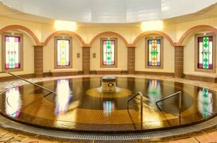 【わずか300円の100%源泉朝風呂】満開の桜も！  美ヶ原高原の下山後に癒される温泉「ロマネット」 ステンドグラスと源泉ローマ風呂が魅力【山帰り、今日はどこでととのう？Vol.4】 