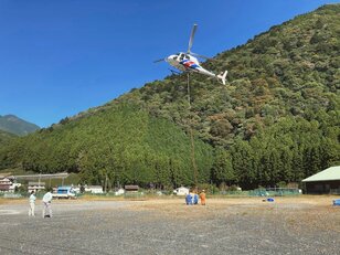 ”晴れ女”のおかげ？  600kgの荷物ってどうやって飛ばすの？「初めてヘリでの荷上げ」を行いました＜後編＞【わたし、山小屋はじめます vol.16】