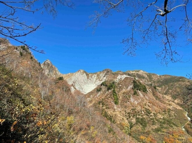 ＜10月は混雑を避けて紅葉終わりの山へ＞女神様の待つ百名山「雨飾山」【日本で山登りはじめました vol.4】の画像005