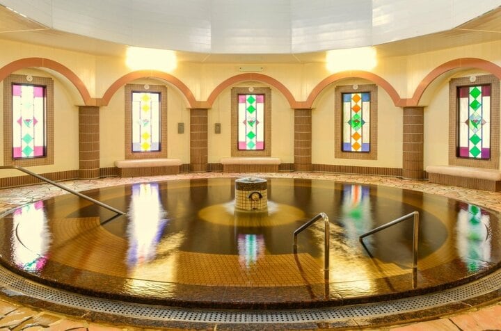 【わずか300円の100%源泉朝風呂】満開の桜も！  美ヶ原高原の下山後に癒される温泉「ロマネット」 ステンドグラスと源泉ローマ風呂が魅力【山帰り、今日はどこでととのう？Vol.4】  