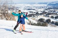 【アライマウンテンリゾート】パウダーフリークご用達スキー場と思うなかれ！ ゲレンデ直結プレミアムホテルは「ファミリースキー」におすすめ！