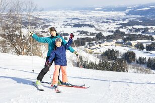 【アライマウンテンリゾート】パウダーフリークご用達スキー場と思うなかれ！ ゲレンデ直結プレミアムホテルは「ファミリースキー」におすすめ！