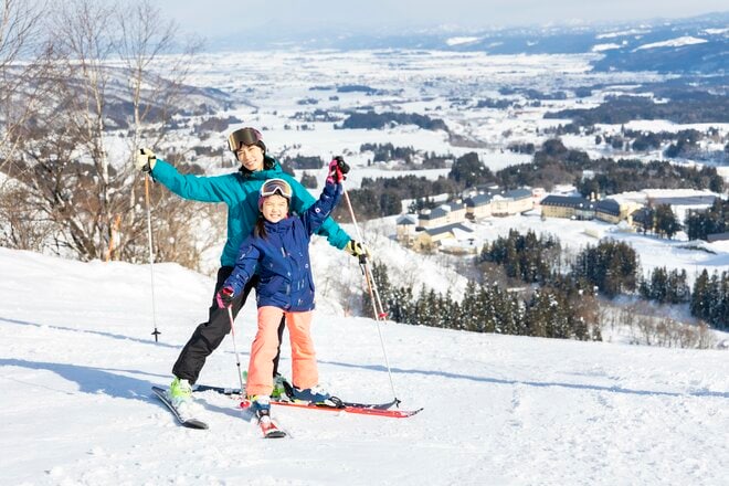 【アライマウンテンリゾート】パウダーフリークご用達スキー場と思うなかれ！ ゲレンデ直結プレミアムホテルは「ファミリースキー」におすすめ！の画像