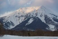 地域性の特色が滲みでる！ 「アウトドア・山好きには堪らない！」山が描かれた【地方版図柄入りナンバープレート】2022年4月