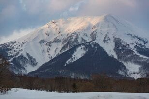 地域性の特色が滲みでる！ 「アウトドア・山好きには堪らない！」山が描かれた【地方版図柄入りナンバープレート】2022年4月