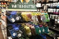 【ショップ店員に聞く！ イチ推しアウトドアギア】普段使いもできる頑丈なボトルは「ナルゲン」で決まり！  カラフル＆大小モデルで給水も万全！〈アルペントーキョー vol.6〉