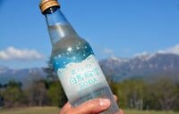 【長野県小谷村】北アルプスの雪解け水を使用した炭酸水「白馬粉雪SODA」は透明感のあるクリアな味わい。「道の駅おたり」では地酒や天然温泉が楽しめる！
