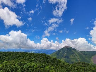 【秋山を満喫！日帰りで行く百名山・第5回】広大な山頂は見渡す限り“岩塊”だらけ！ 360度の大展望が魅力の「蓼科山」
