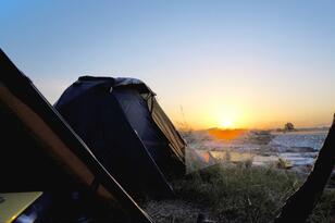 流行の兆しアリ！  自然と一体になれるキャンプの新形態「野営」！  楽しむための「手順」と事前に絶対知っておくべき「注意点」とは？