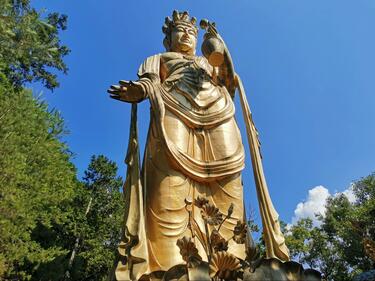 巨大十一面観音像が目印！ 大阪府・能勢町の想像を超える「仏像だらけ