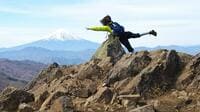 アナタもつい “触ってみたくなる” はず？  見事な「富士山」の大展望「大菩薩嶺」 山頂ではない稜線からの絶景ポイントとは！