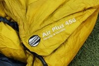 【ショップ店員に聞く！ はじめての“車中泊”グッズ】一番大切な “泊” の要「シュラフ」！  保温性・通気性も高い、イスカの「エアプラス 450」がオススメ〈石井スポーツ ヨドバシ新宿西口店 vol.9〉