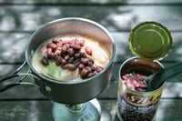 ごはんにぶっかけると美味！  栄養バランスも抜群なブラジルの国民食「フェジョアーダ」が山ごはんに最適だった【缶詰博士の缶たん”CAN”P料理 vol.68】