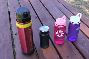 暑くて寒い「秋冬トレッキング」の水筒テクニック！ 「温・冷の複数持ち」でエネルギー＆水分補給できる山の「ホッと」ワザ！ 実践レポ
