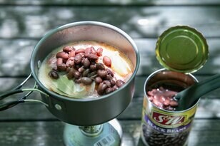 ごはんにぶっかけると美味！  栄養バランスも抜群なブラジルの国民食「フェジョアーダ」が山ごはんに最適だった【缶詰博士の缶たん”CAN”P料理 vol.68】