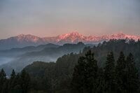 【北アルプス】ついに冠雪！  新雪に煌めく山並みがモルゲンロートに染まる 「気軽に立ち寄れる絶景展望スポット」 長野県・2025年