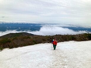 5月の福島で残雪＆暴風体験！【安達太良山＆一切経山】女子3人ハイキング～ライト登山のつもりが「ガチ冒険」になった1泊2日全記録～