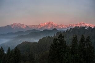【北アルプス】ついに冠雪！  新雪に煌めく山並みがモルゲンロートに染まる 「気軽に立ち寄れる絶景展望スポット」 長野県・2025年