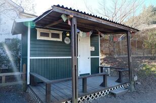 設営・撤収もナシで夜も安心！ 初心者にススメたい「NO テント」キャンプスタイル【宿泊体験レポート】