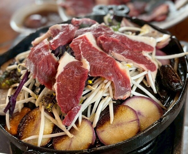 【わざわざ行く価値がある！】“自家飼育100％のジンギスカン” を提供する山形の名店「ひつじや」と春スキーの極上プランの画像001