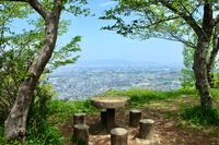 大阪から30分でアクセス！  四条畷の名低山「飯盛山」で母娘ハイキング！  さすがは西日本最大級の山城、展望270度の絶景ランチが美味しすぎた