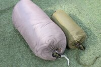 【ショップ店員に聞く！ はじめての“車中泊”グッズ】羽織り＆シュラフインが暖かいブランケット！ フワフワでお手軽、難燃性も備えたモデル〈石井スポーツ ヨドバシ新宿西口店 vol.10〉