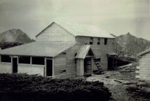 【特集 そこに山小屋を興して】北アルプス山小屋ヒストリー 第7回『蝶ヶ岳ヒュッテ』 槍・穂高連峰の絶景を一望に! 入門の山だからこそ伝えたい「山の楽しさと学び」