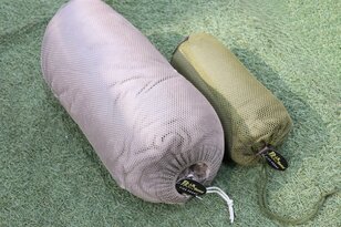 【ショップ店員に聞く！ はじめての“車中泊”グッズ】羽織り＆シュラフインが暖かいブランケット！ フワフワでお手軽、難燃性も備えたモデル〈石井スポーツ ヨドバシ新宿西口店 vol.10〉