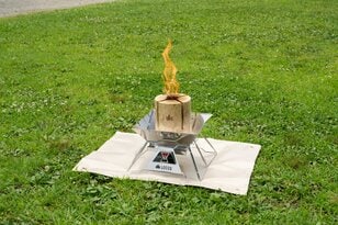 ソロキャンプに最適なサイズ感＆風情あふれる「ショート・スウェーデントーチ」ゴトク並み安定感で調理もOK！【ロゴス】