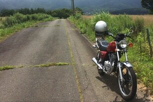 深夜のバイクツーリングで立ち寄った湖とコンビニ… 実は地図に無い場所！？ 「奇妙な現像写真」と “現場の違和感” の関係とは【不思議で怖い「アウトドア体験談」】