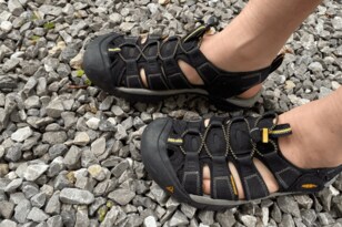 「川で、海で、芝生でも！」アウトドアを全力で楽しむための2022年夏「シーン別」おすすめサンダル5選