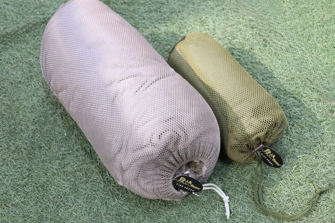 【ショップ店員に聞く！ はじめての“車中泊”グッズ】羽織り＆シュラフインが暖かいブランケット！ フワフワでお手軽、難燃性も備えたモデル〈石井スポーツ ヨドバシ新宿西口店 vol.10〉の画像