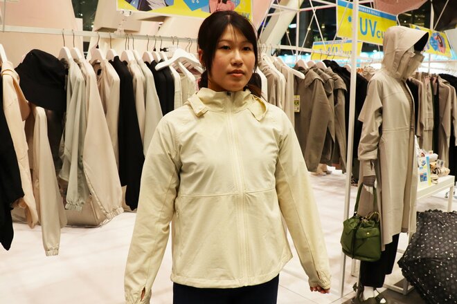 【ショップ店員に聞く！ 注目のアウトドアウェア】女性のための “UVカット” パーカーは “遮熱” 効果も加わり、肌をがっちりガードしてくれます！〈ワークマンvol.4〉の画像002