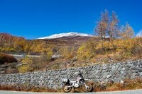 「マイカーで行ける最高所」からの大絶景！　眼下の紅葉＆駿河湾の遠景「登山シーズンオフ」だけの「富士山スカイライン」バイクツーリングレポ