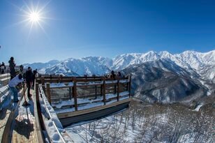 絶景テラスは白馬随一の集客スポット「白馬岩岳マウンテンリゾート」、日本を代表する名門リゾート「軽井沢プリンスホテルスキー場」【この冬行くべき、体験すべき！ スノーリゾート特集 vol.2】