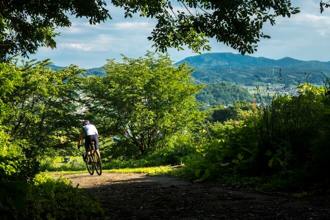 【自転車】気分はヨーロッパ！？  しなの鉄道の「サイクルトレイン」を利用して訪れる “野尻湖・北信濃里山グラベルライド” 「天国と地獄が入り乱れるトレイルの先に、想像以上の絶景が！」 新潟県・長野県｜2026年の画像018