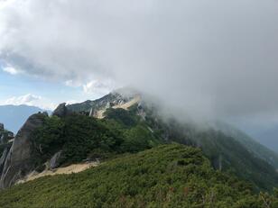 やってはいけない「危険登山」！ 30分で天候急変「雷雨の1時間半」はぐれた仲間・途絶えた連絡… 午後の稜線「あわや」の緊迫体験レポ！