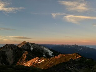 山の上は別世界「もう凍ったの！？ 稜線上は早くも秋の気配が漂う」高い山への登山は防寒対策を入念に！ 2022年・白馬岳