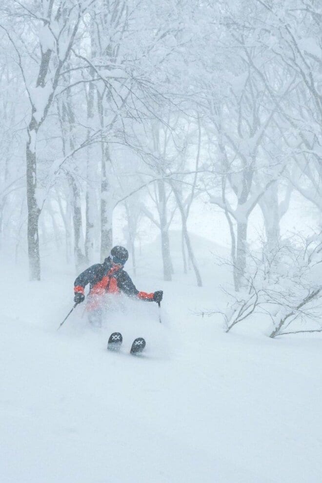 深雪たっぷり！ “いい湯だな～” ディープパウダーを存分に味わう「首まで浸かる雪風呂はいかが！？」 一瞬を切り取るバックカントリーフォトツアーに参戦してみた 【長野県】2026年の画像009