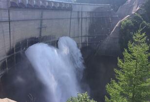 日本一の「高さ186ｍ」から見下ろすダイナミックな放水！ 夏の「立山黒部アルペンルート」と「黒部ダム」を堪能できる絶景コース