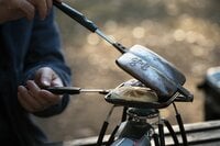 【アウトドア豆知識】ホットサンドメーカーで「冬の定番食材」を簡単に一段おいしく仕上げるテクニック