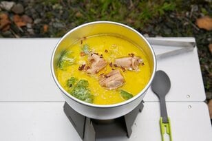 ＜松屋でバズった懐かしの限定メニューを再現！＞世界一ニンニクを美味しく食べるジョージア料理「シュクメルリ」を鶏缶詰で作ってみた【缶詰博士の缶たん“CAN”P料理 vol.22】