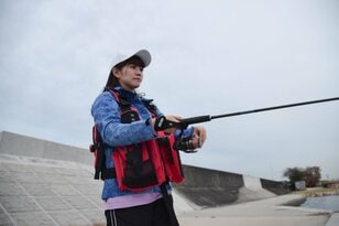 「持っててよかった」釣りライターが選ぶ「ナイトシーバス」快適度が爆上がりする便利グッズ4選