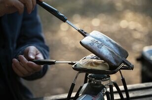 【アウトドア豆知識】ホットサンドメーカーで「冬の定番食材」を簡単に一段おいしく仕上げるテクニック