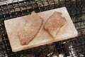 【ショップ店員に聞く！ イチ推しアウトドアギア】焼き網に置いて焼くだけ！  肉のうま味＆ミネラル凝縮の「岩塩焼き」ができるプレート〈アルペントーキョー vol.34〉の画像003