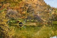 「年に数日だけの絶景！」湖面に映り込む紅葉が美しい「山奥の穴場キャンプ場」に行ってみました【絶景キャンプ場ガイド-言葉を失うほどの風景に会いに行こう- vol.25】