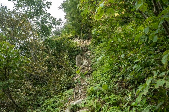 【秋山登山】長雨の合間に…… 絶景だらけの2日間！ 「山頂直下の避難小屋は、天空の撮影スタジオ」 朝日連峰・以東岳　山形県｜2026年の画像008
