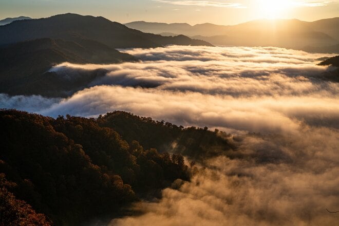【日本百名山】「この時期だけの絶景！」雪化粧した“越後駒ヶ岳”と素晴らしい紅葉のコントラスト＆圧巻の“枝折峠”の滝雲《新潟県》2023年の画像004